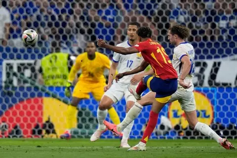هل يفعلها مجددًا؟.. يامال يستفز فرنسا بهدفه التاريخي قبل صدام المونديال (صور)